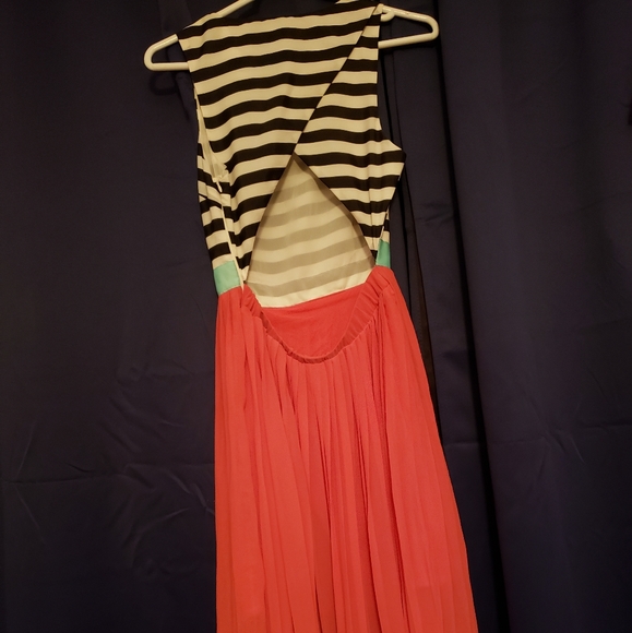 Dress - Picture 8 of 9